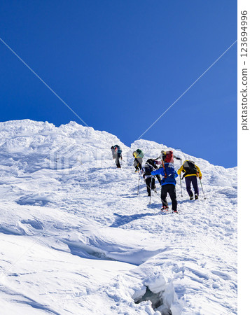 冬季攀登谷川山苫耳山的登山者 123694996