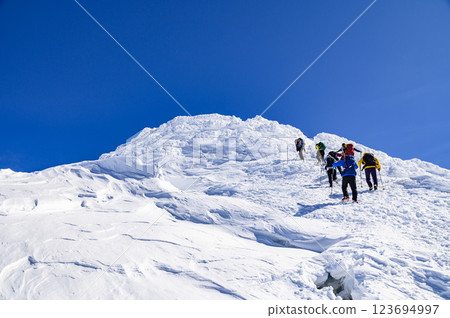冬季攀登谷川山苫耳山的登山者 冬季攀登谷川山苫耳山的登山者 123694997