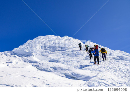 冬季攀登谷川山苫耳山的登山者 123694998