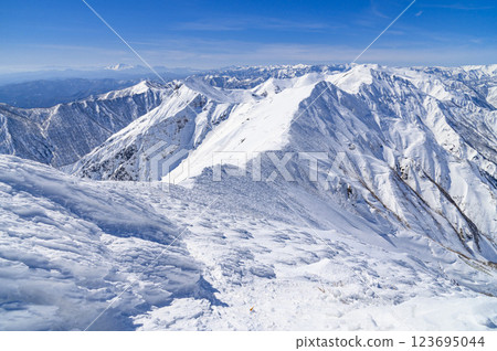 Snowy scenery of the main ridge of Mt. Tanigawa in the harsh winter (snowy mountain climbing) 123695044