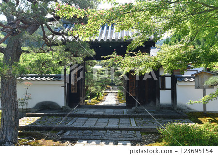 Enkoji Temple main gate surrounded by fresh greenery Enkoji Temple main gate surrounded by fresh greenery 123695154