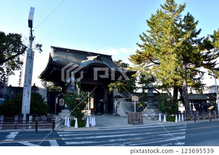 愛知縣豐川稻荷神社的正門與松樹裝飾 愛知縣豐川稻荷神社的正門與松樹裝飾 123695539