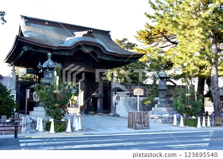 愛知縣豐川稻荷神社的正門與松樹裝飾 愛知縣豐川稻荷神社的正門與松樹裝飾 123695540