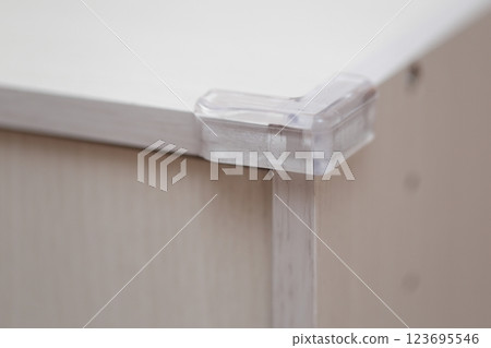 在彩盒角落貼上護角 123695546