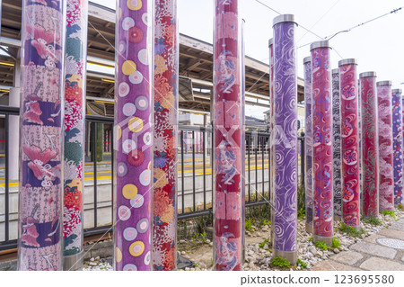 從和服森林可見的嵐電嵐山月台 123695580