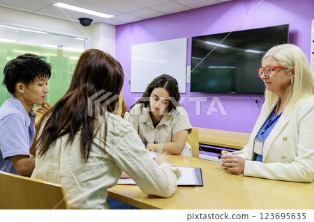 國際學生和教授開會 國際學生和教授開會 123695635
