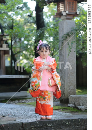 一名 3 歲女孩參拜七、五山神社。 123695735