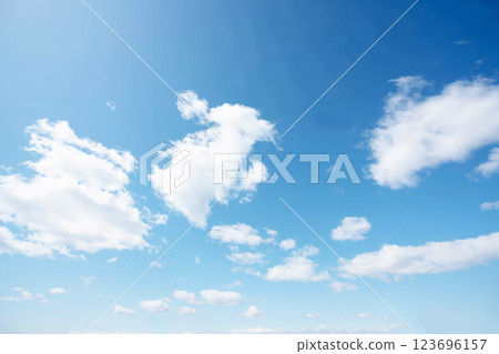 春天藍天和雲彩 123696157