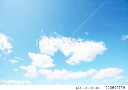 春天藍天和雲彩 123696159