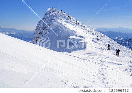 冬季的苫耳山 晴天的雪景(絕景) 冬季的苫耳山 晴天的雪景(絕景) 123696412