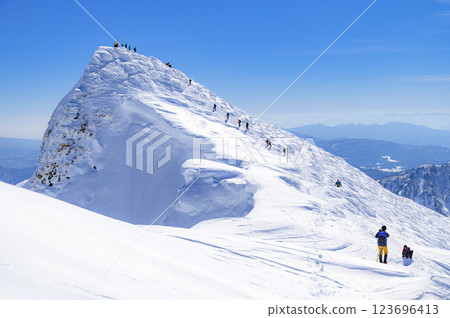 Mt. Tomanomimi in winter on Mt. Tanigawa - Snowy scenery on a clear day (spectacular view) Mt. Tomanomimi in winter on Mt. Tanigawa - Snowy scenery on a clear day (spectacular view) 123696413