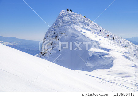 Mt. Tomanomimi in winter on Mt. Tanigawa - Snowy scenery on a clear day (spectacular view) Mt. Tomanomimi in winter on Mt. Tanigawa - Snowy scenery on a clear day (spectacular view) 123696415