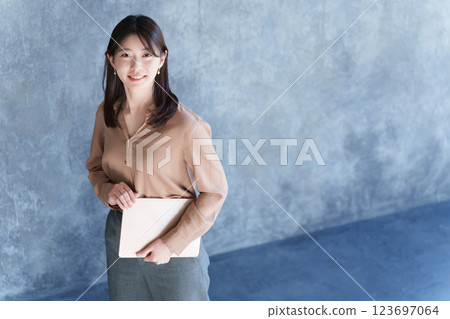 女商人與筆記型電腦 女商人與筆記型電腦 123697064