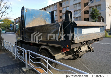 自卸車 123697295