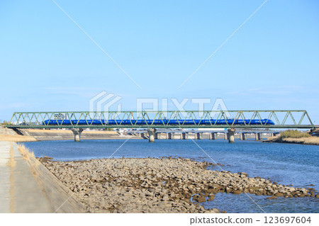 橫渡山國川的883號特快列車「索尼克號」(JR九州) 橫渡山國川的883號特快列車「索尼克號」(JR九州) 123697604