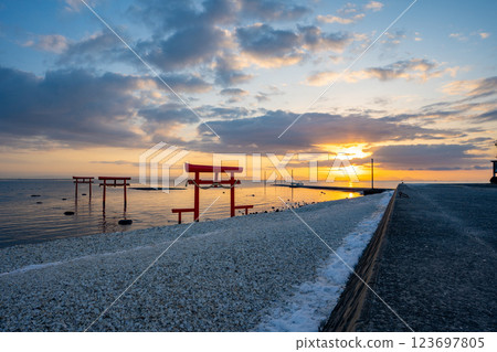The underwater torii gate of Oouji Shrine and the morning sun 123697805