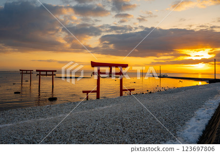 The underwater torii gate of Oouji Shrine and the morning sun 123697806