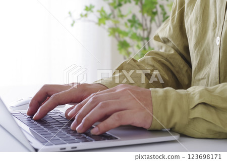 操作個人計算機的男性手 123698171