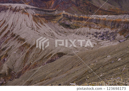 麻生太郎的火山口 123698173