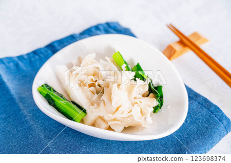 煮紫菜、小松菜和山藥 煮紫菜、小松菜和山藥 123698374
