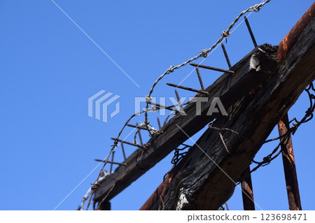 腐木上的生鏽鐵柵欄和鐵絲網 123698471