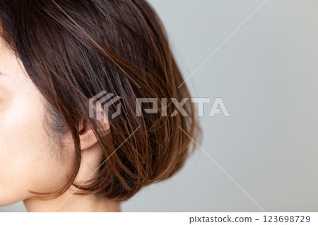 middle-aged woman's hair 123698729