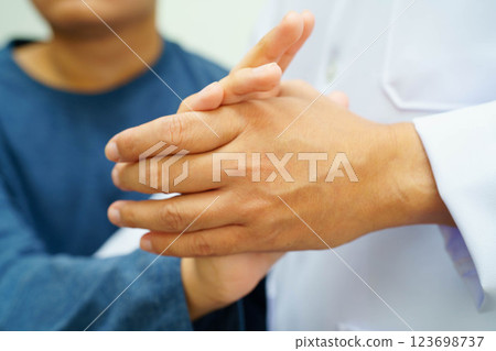 Physical therapy, Asian therapist doctor treat perform pain therapy in hospital. 123698737