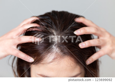 Middle woman doing scalp massage 123699092