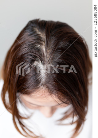 中年女子頭頂頭髮 123699094