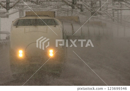 200 series Shinkansen train bathed in sprinklers 123699346