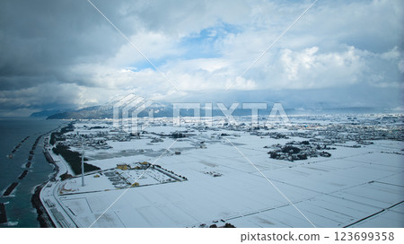 Aerial view of Japan's Toyama Bay coast in winter 123699358