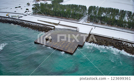 Aerial view of Japan's Toyama Bay coast in winter 123699361
