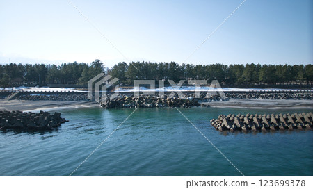 Aerial view of Japan's Toyama Bay coast in winter 123699378