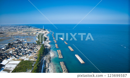 Aerial view of Japan's Toyama Bay coast in winter 123699387