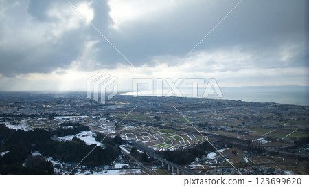 日本富山縣魚津市的鳥瞰圖,包括城市和富山灣 日本富山縣魚津市的鳥瞰圖,包括城市和富山灣 123699620