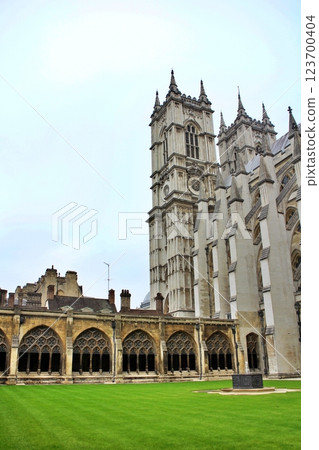 Westminster Abbey courtyard, London, England 123700404