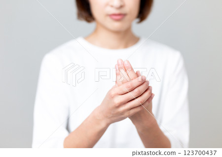 中年婦女手部粗糙 123700437