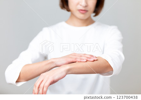 中年女性擔心手臂皮膚護理 123700438