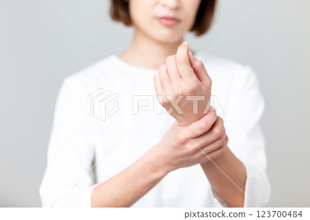 遭受手腕疼痛的中年婦女 123700484
