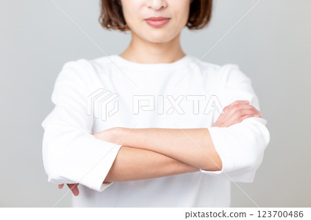 中年婦女在玩武器 123700486