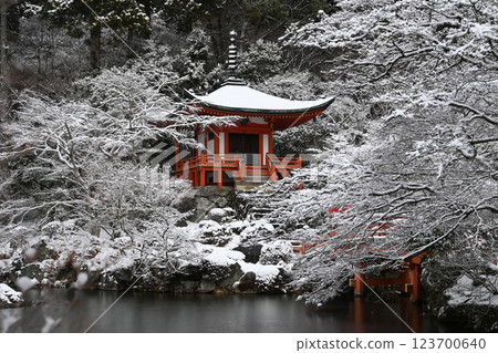 世界遺產京都市醍醐寺弁天堂雪景 123700640