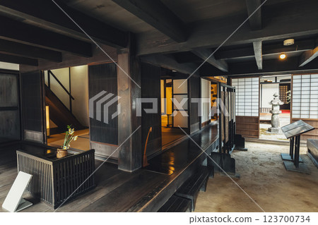 靜岡縣掛川市舊東海道日坂宿入口的泥地和木地板 123700734