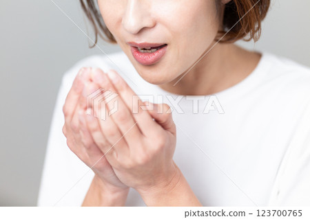 中年婦女檢查口臭 123700765