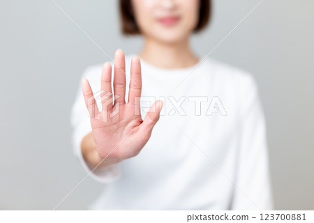 一名中年婦女單手拒絕 123700881