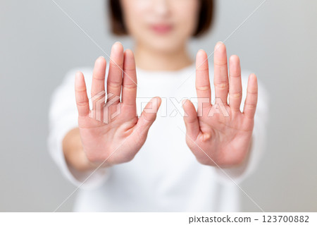 一名中年婦女雙手舉在面前拒絕 一名中年婦女雙手舉在面前拒絕 123700882