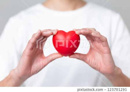 有心形符號的中年婦女 123701291