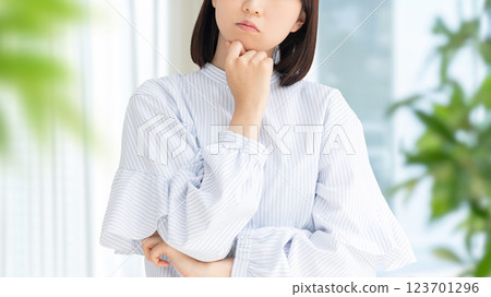 年輕女性/女商人的思考 123701296