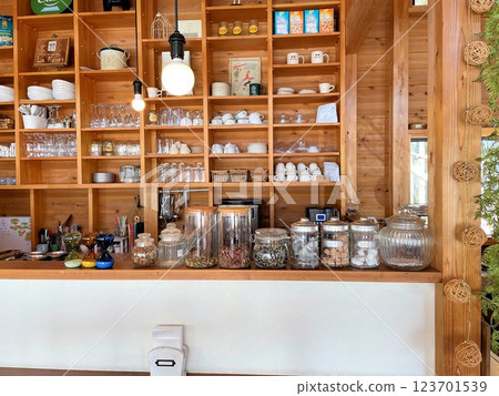 時尚咖啡館內有手工製品和飾品出售的角落 時尚咖啡館內有手工製品和飾品出售的角落 123701539