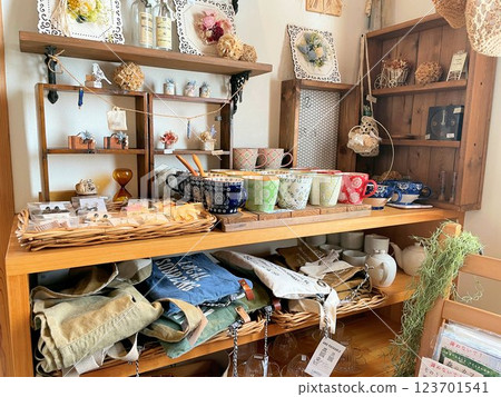 時尚咖啡館內有手工製品和飾品出售的角落 123701541