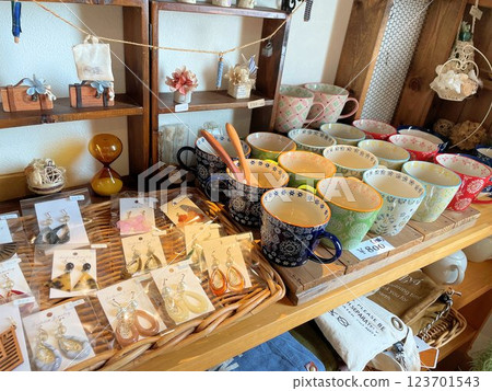 時尚咖啡館內有手工製品和飾品出售的角落 123701543